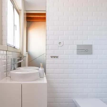 Апартаменты Modern Flat With Terrace & Garage By Hostwise
